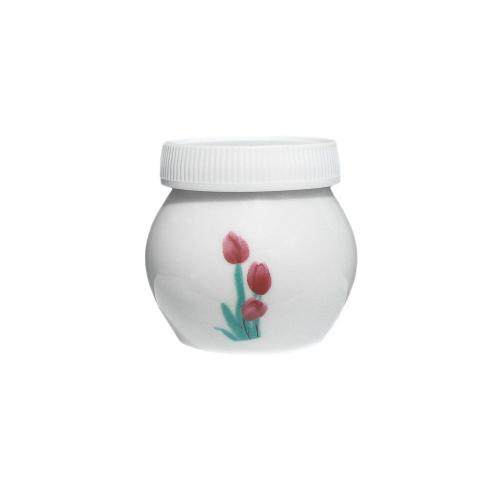 Dappenglas i vitt porslin med tulpaner på, inklusive vitt plastlock. 4 x 4 cm.