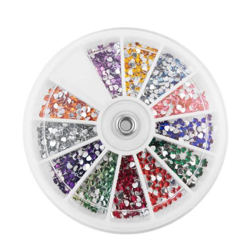 Vit dosa med hjärtformade nageldekorationer / strass / rhinestones i olika färger,  sorterade i 12 fack. Valentine nail art.