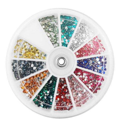 Vit dosa med  runda nageldekorationer / strass / rhinestones i olika färger.