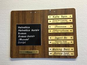 Grimskylt i mässing 1-rad