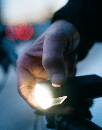 Håll dig synlig i mörkret med rätt cykelbelysning på vintern