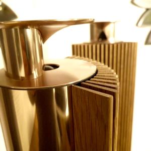 Beolab 18 Brass Edition - Smoked oak wood fronts