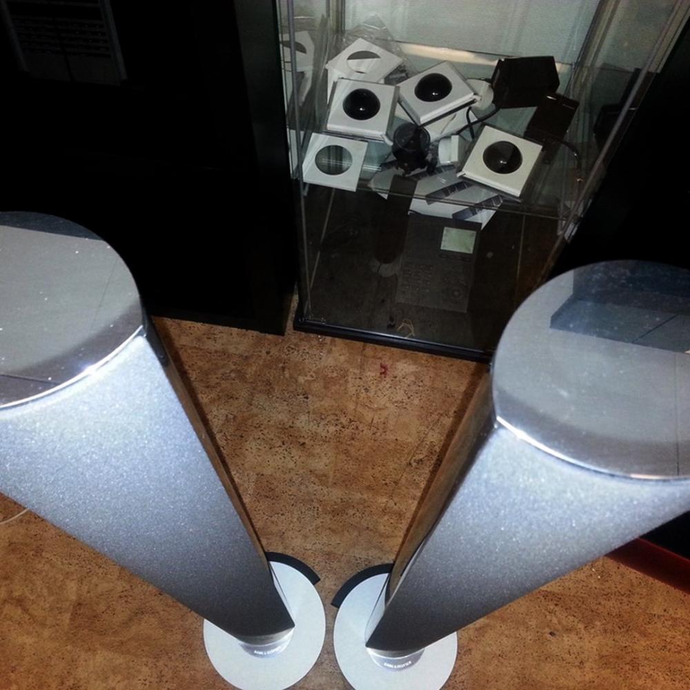 Beolab 6000, tummanharmaa etuosa