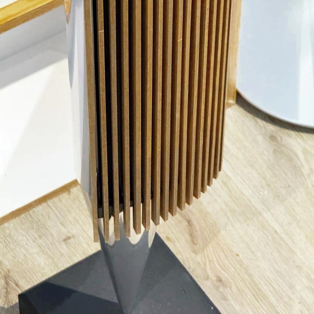 Pari Beolab 8000 MK3 -kaiuttimia, joissa on puiset etusäleiköt