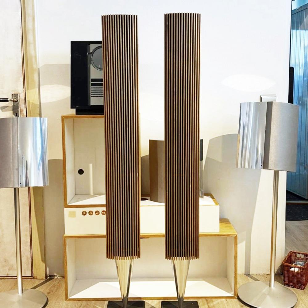 Pari Beolab 8000 MK3 -kaiuttimia, joissa on puiset etusäleiköt