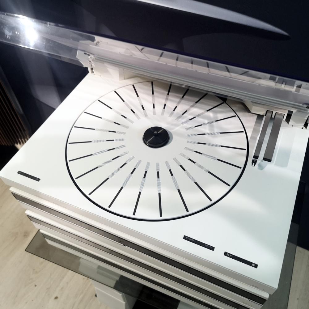 Bang & Olufsen Beosystem 7000 in white