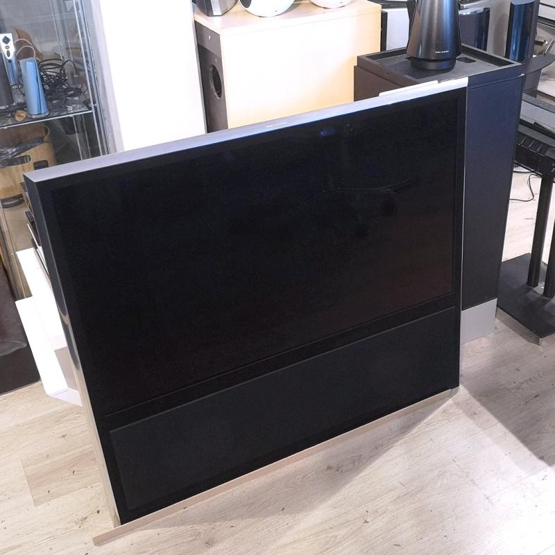 Bang & Olufsen BeoVision 11-40 MK4 with wall mount
