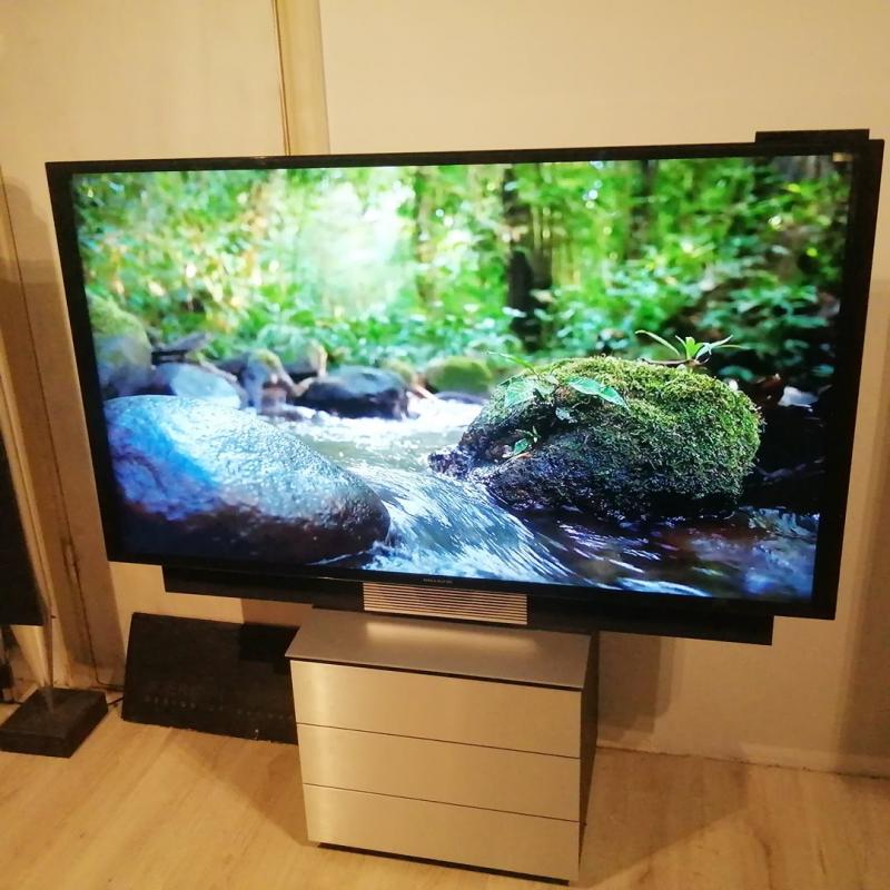 Beovision Avant 55 4K with Table Stand