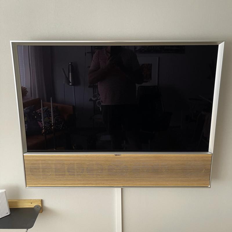 Beovision Contour 48 - Silver med ljus Ek front - 4K Smart OLED-TV