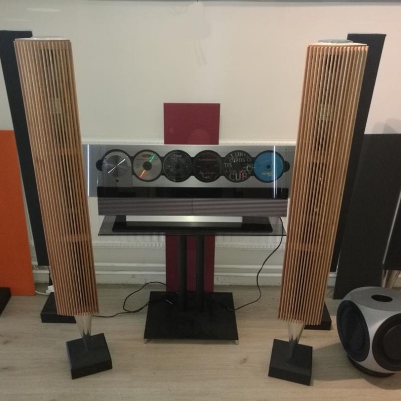 Beolab 8000 with oak fronts equal to Beolab 18