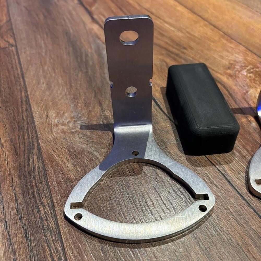 BeoLab 6000/6002 -kaiuttimen seinäkiinnike