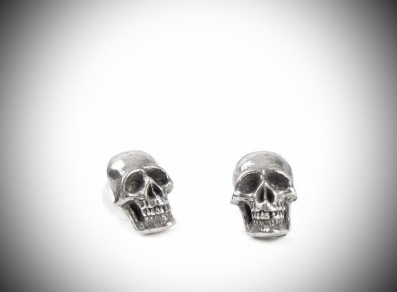Design örhängen, Mortuarium Studs