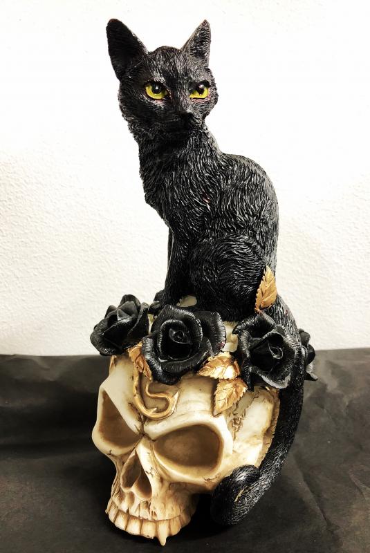 Dekoration, Katt på Döskalle