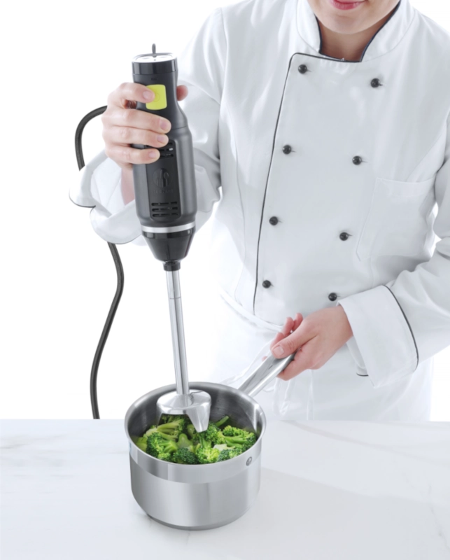 Mixer och blender i olika utföranden. Mixer och blender för restaurang ...