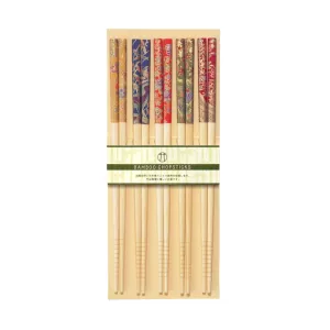 Takeyuzen ätpinnar och chopsticks från Kawai som är flerfärgade med dekorativa japanska mönster.