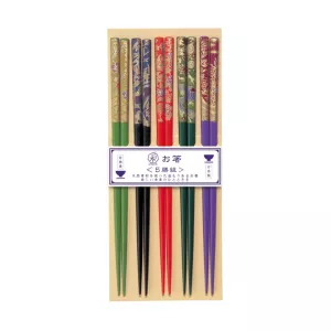 Nuriyuzen ätpinnar och chopsticks från Kawai som är flerfärgade i olika färger och mönster.