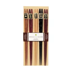 Caved Wood ätpinnar från Kawai som är flerfärgade och oljade i olika färger.