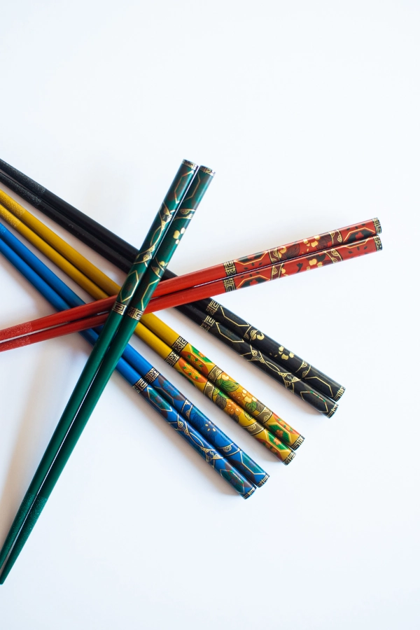 Kutani ätpinnar och chopsticks från Kawai som är flerfärgade.