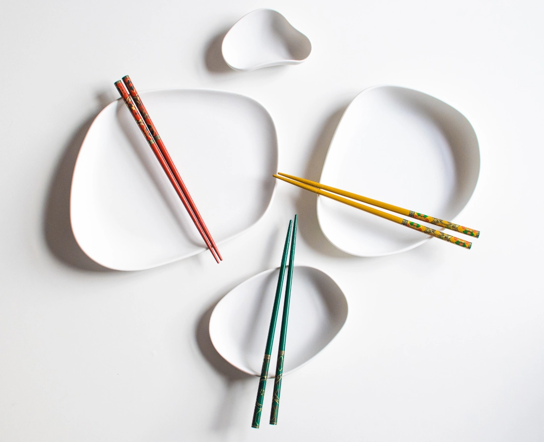 Kutani ätpinnar och chopsticks från Kawai som är flerfärgade.