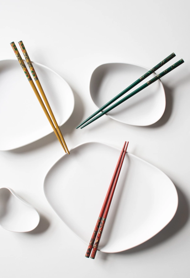 Kutani ätpinnar och chopsticks från Kawai som är flerfärgade.