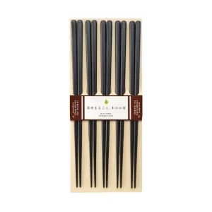 Plain Wood ätpinnar och chopsticks från Kawai som är svart av trä.