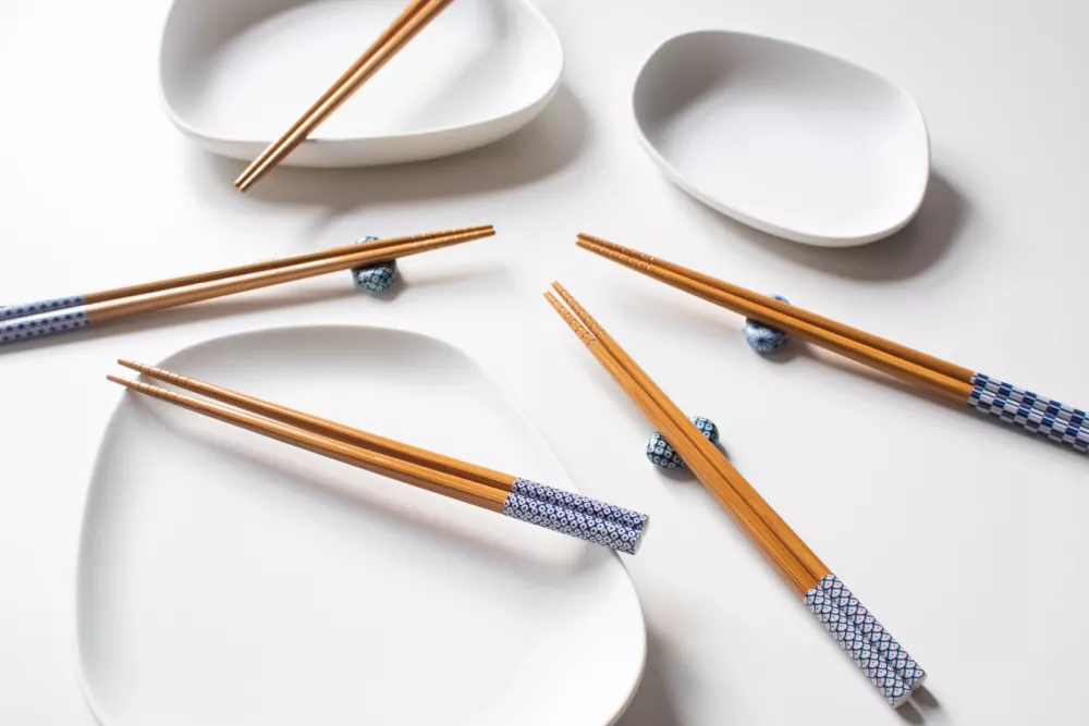 Susutake Komon chopsticks ätpinnar från Kawai med blå/vit lack som är 22,5 cm.