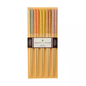 Brush ätpinnar från Kawai som är flerfärgade med penslad dekor.