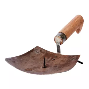 Treasure ljushållare från Affari av järn med trähandtag som är rustik.