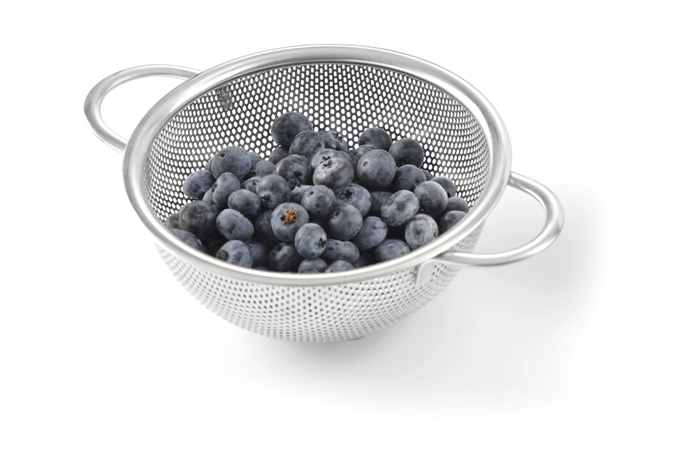 Durkslag från Hendi med 2 handtag som står på en bas och finns i olika storlekar.