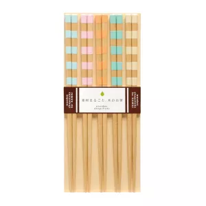 Rola ätpinnar från Kawai av trä som är flerfärgade.