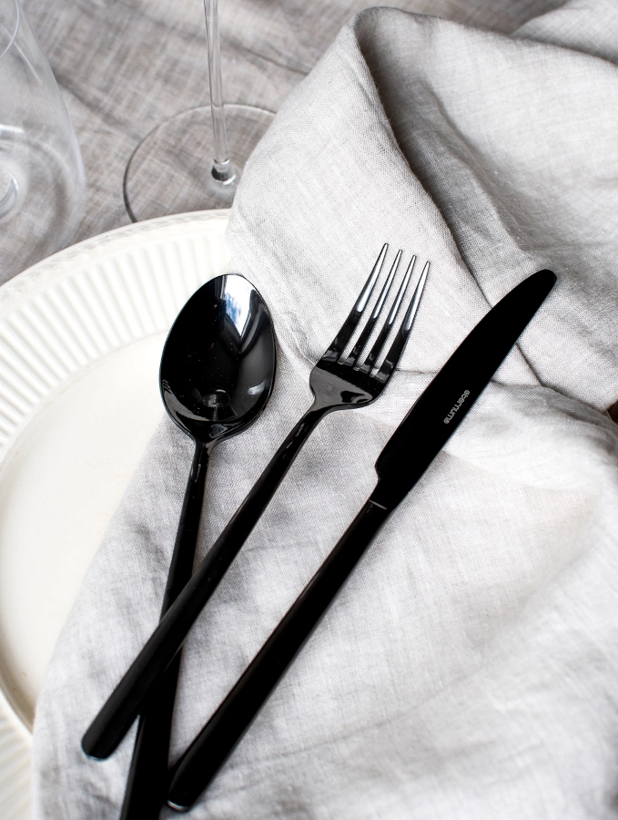 Nardo bestickset med 16 delar i svart från Eternum.