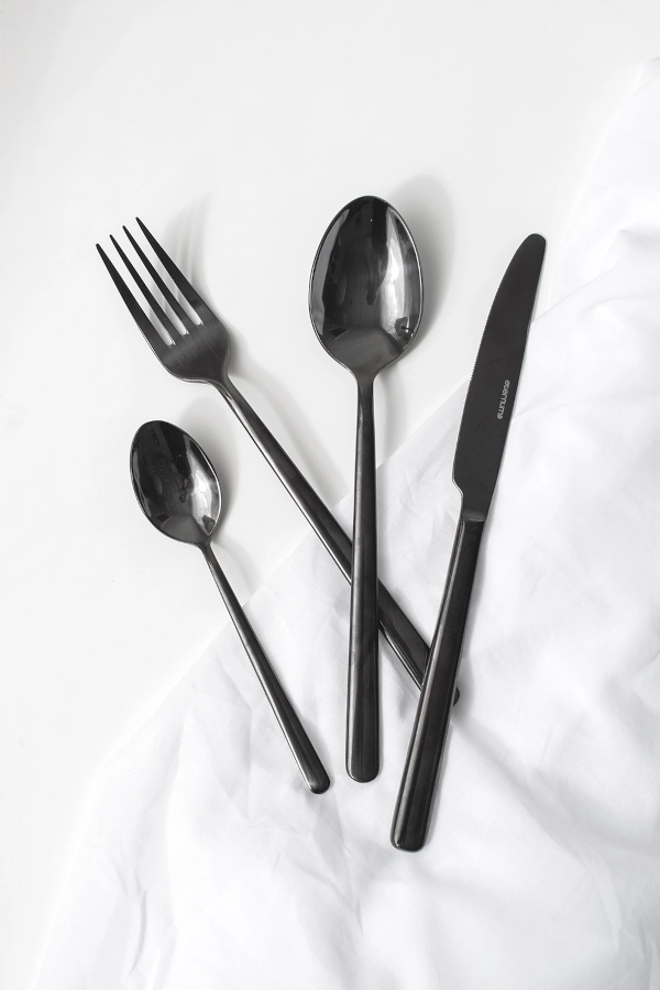 Nardo bestickset med 16 delar i svart från Eternum.