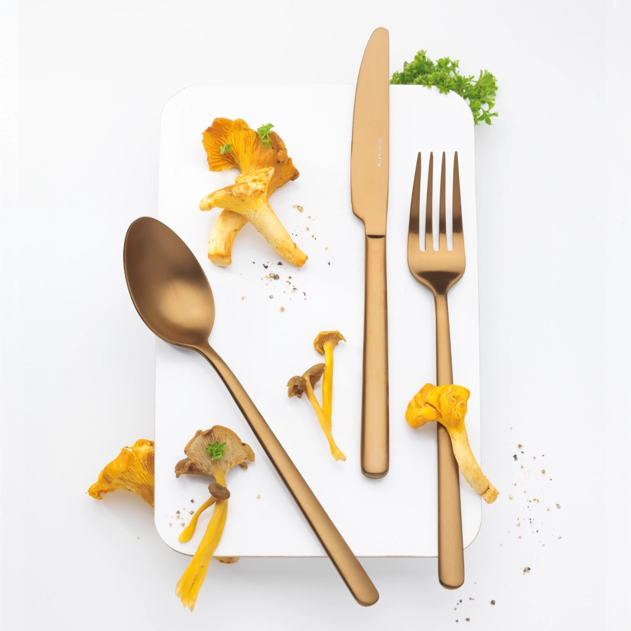 Nardo bestickset med 16 delar i koppar från Eternum.