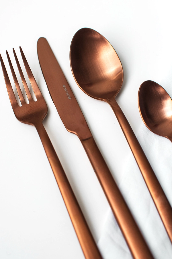 Nardo bestickset med 16 delar i koppar från Eternum.