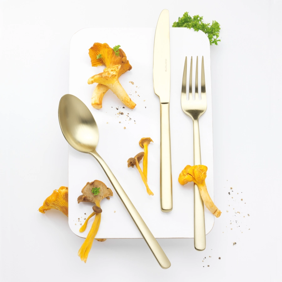 Nardo bestickset med 16 delar i champagne från Eternum.