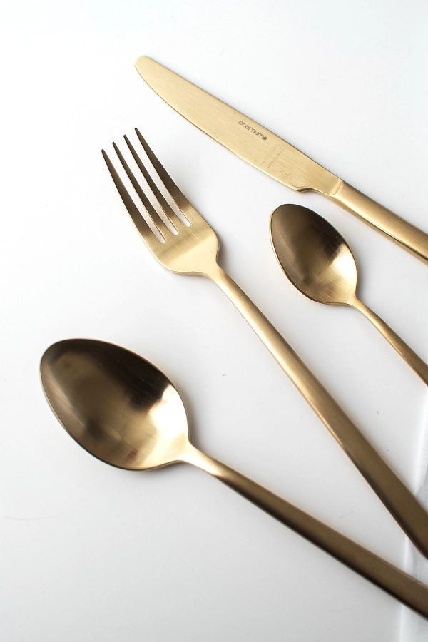 Nardo bestickset med 16 delar i champagne från Eternum.