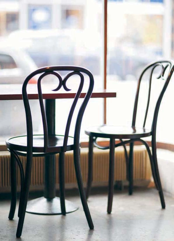 1860 stolar från Paged Meble med träsits.