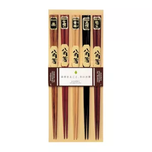 Octagon ätpinnar från Kawai som är flerfärgade i olika naturella träfärger.