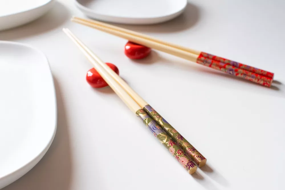 Takeyuzen ätpinnar och chopsticks från Kawai som är flerfärgade med dekorativa japanska mönster.