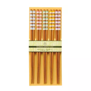 Macaron ätpinnar från Kawai av bambuträ med pastellfärgade ringar i olika färger.