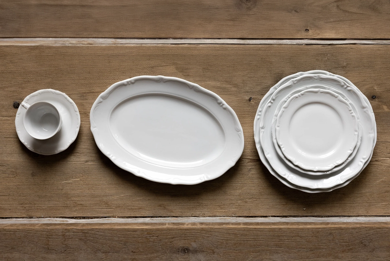 Maria Teresa porslin med klassisk design från Exxent som innehåller flera olika delar.