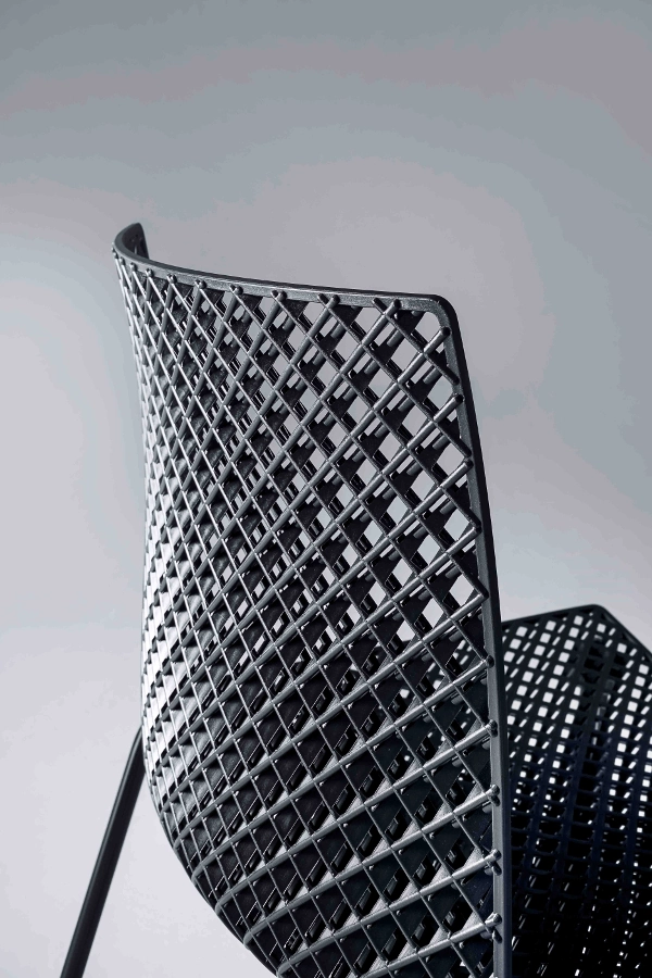 Fuller stol från Gaber och närbild på sittskal.