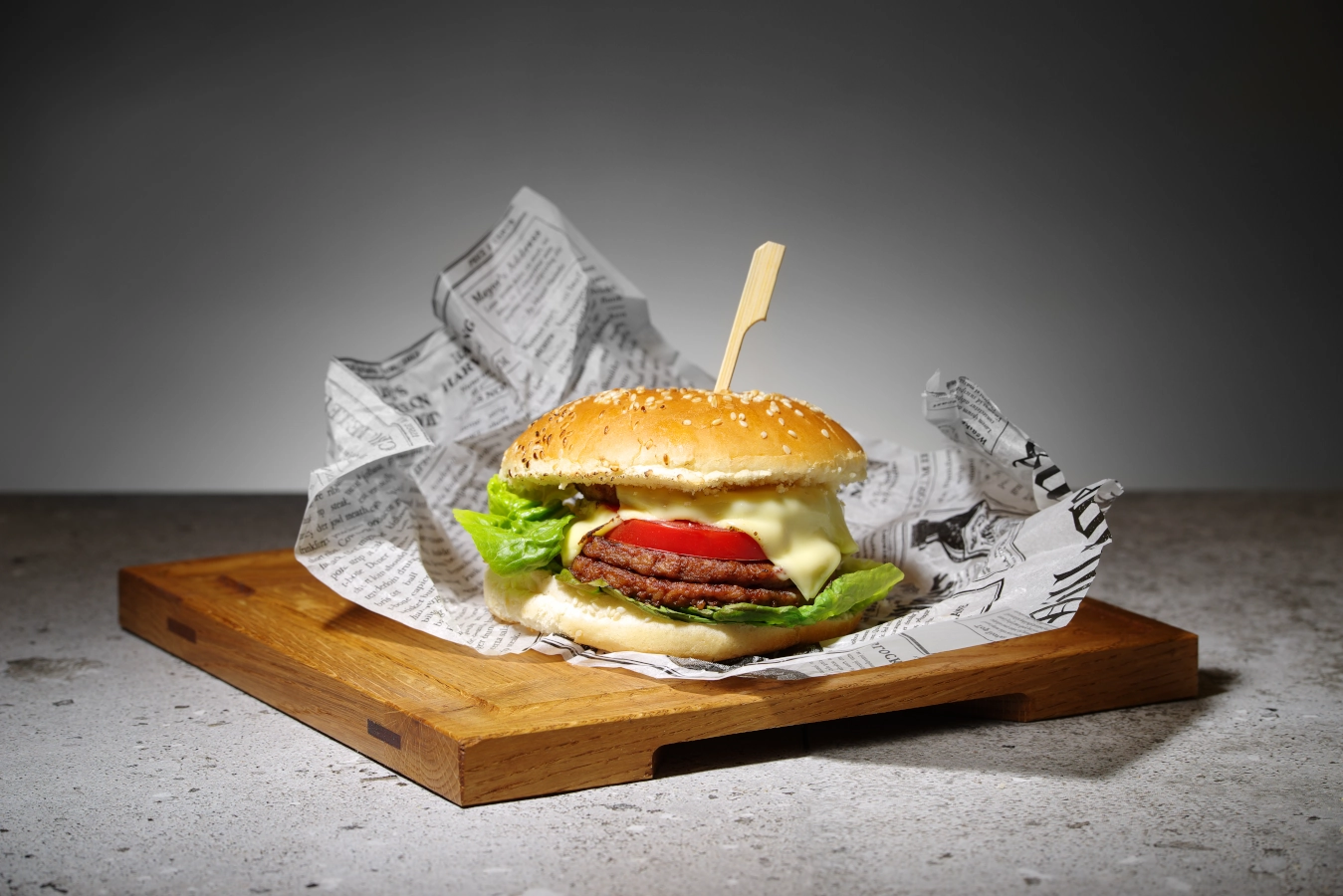 Serveringsbräda 27x27 cm med såskant från Hendi ihop med hamburgare.