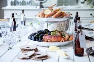 Serveringsfat, uppläggningsfat och skaldjursfat i olika utföranden och storlekar.