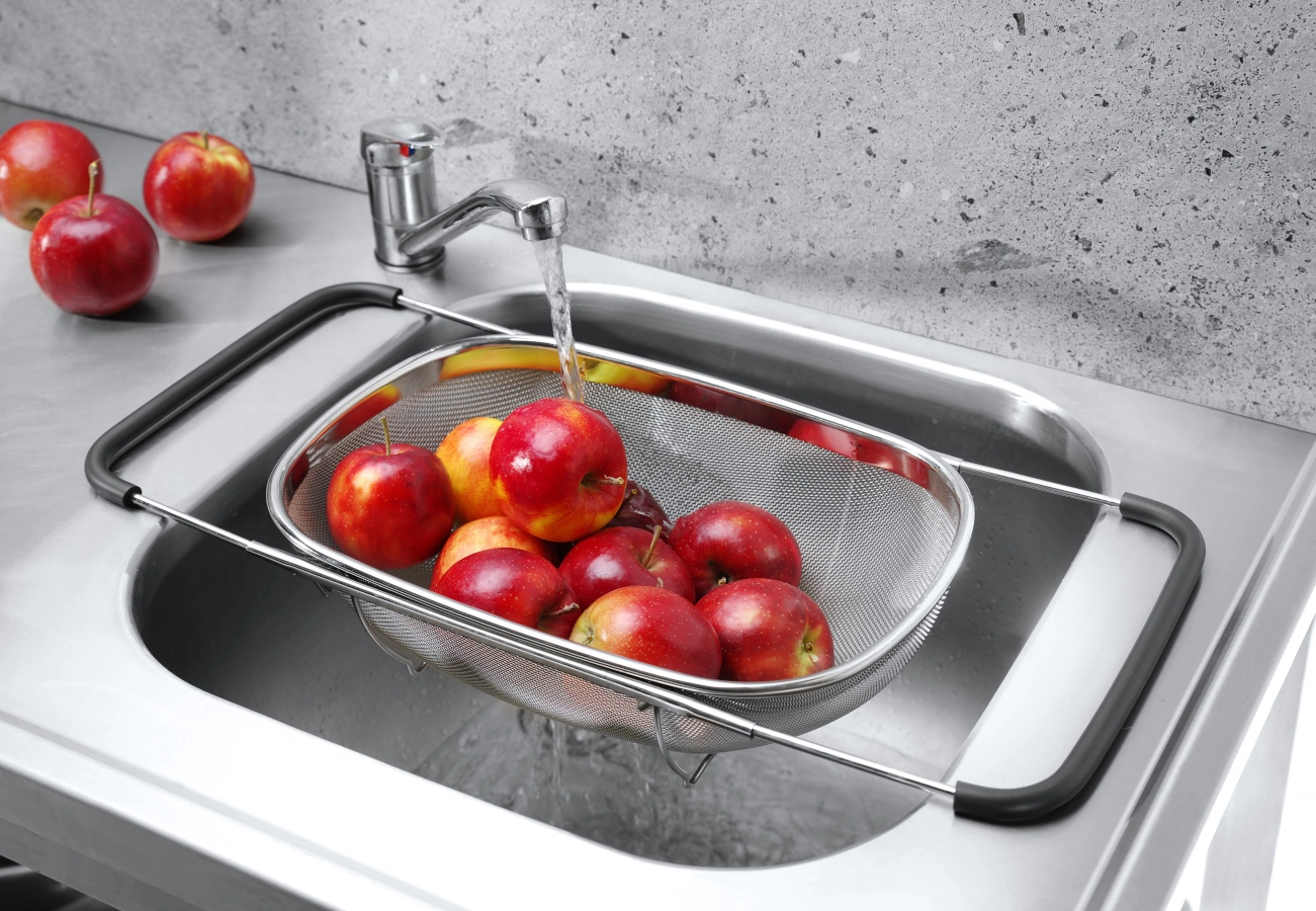 Utdragbart durkslag från Hendi som 36x24 cm cm med gummiklädda handtag.