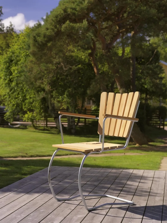 56:an karmstol från Brafab som är galvaniserad med ribbor i teak natur.