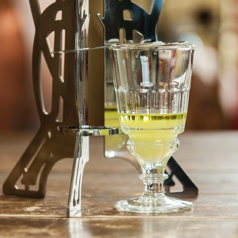 Absinthe glas 30 cl från La Rochère i en miljö.