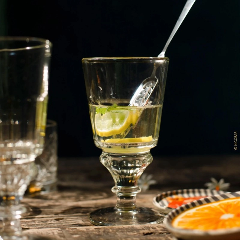 Absinthe glas 30 cl från La Rochère i en miljö.