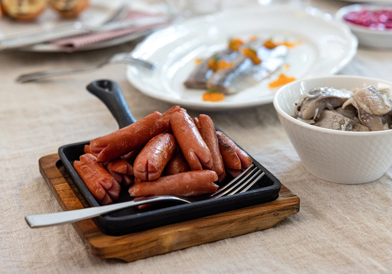 Gjutjärnsform 14x14 cm med handtag och träunderlägg från Xirbi.