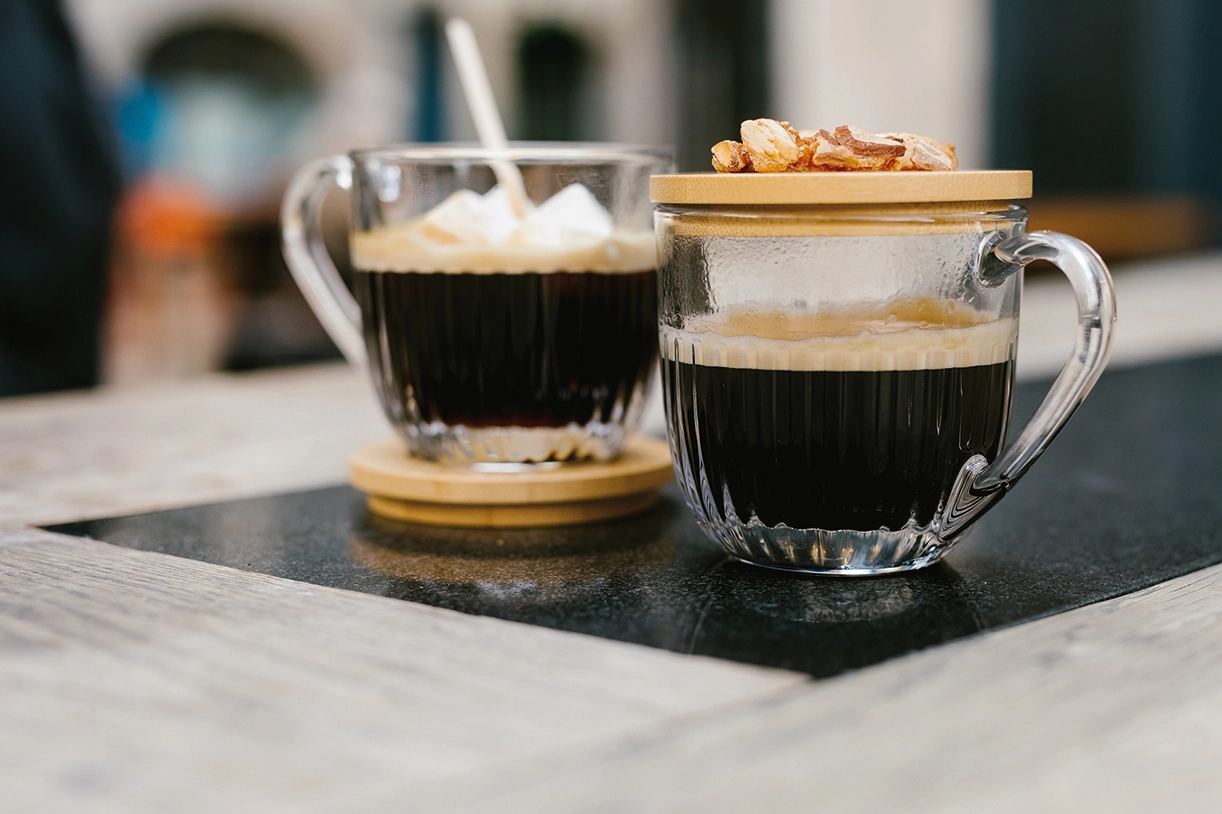 Ouessant glas från La Rochère med öra som rymmer 27 cl och har lock.